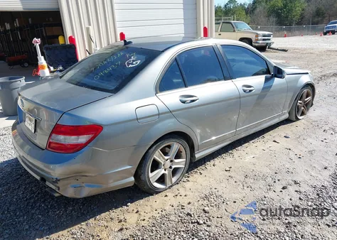 2010 Mercedes-Benz C 300 Sport z USA, uszkodzony, nr VIN WDDGF5EB0AR098437
